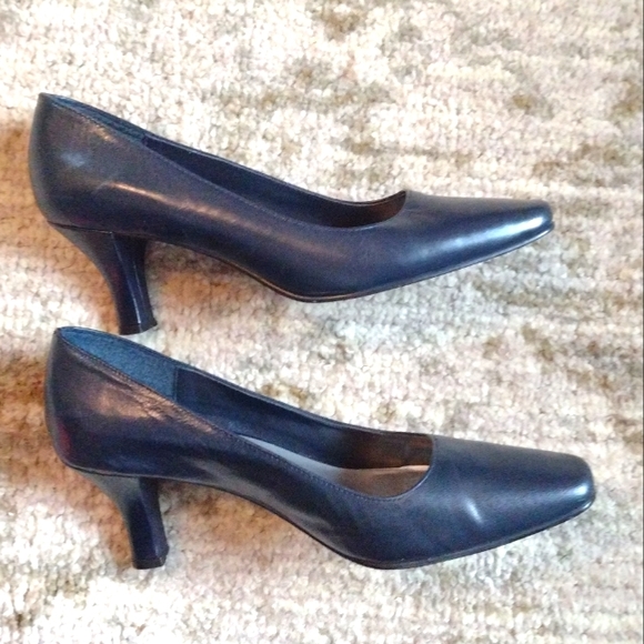 East 5th Navy Blue heels, size 7 - Picture 5 of 7